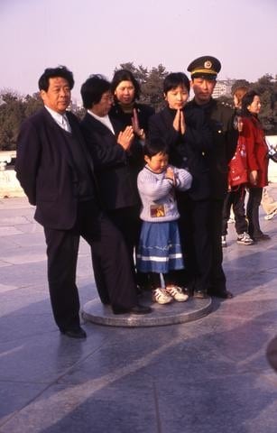 chinese-family-at-prayer_tif_0